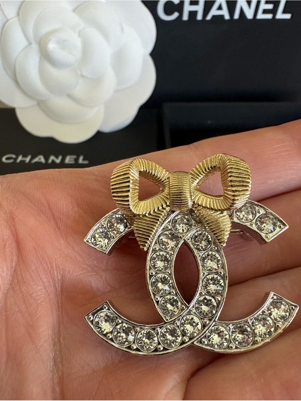 100% Authentic RARE CHANEL Gold Tone Crystal CC Logo Brooch Gold Bow Box Dust B - Picture 3 of 12